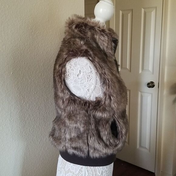 XXI Faux Fur Vest - Picture 3 of 10